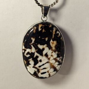 🤎 Agate Stone pendant necklace brown white opaque silver tone box ch…